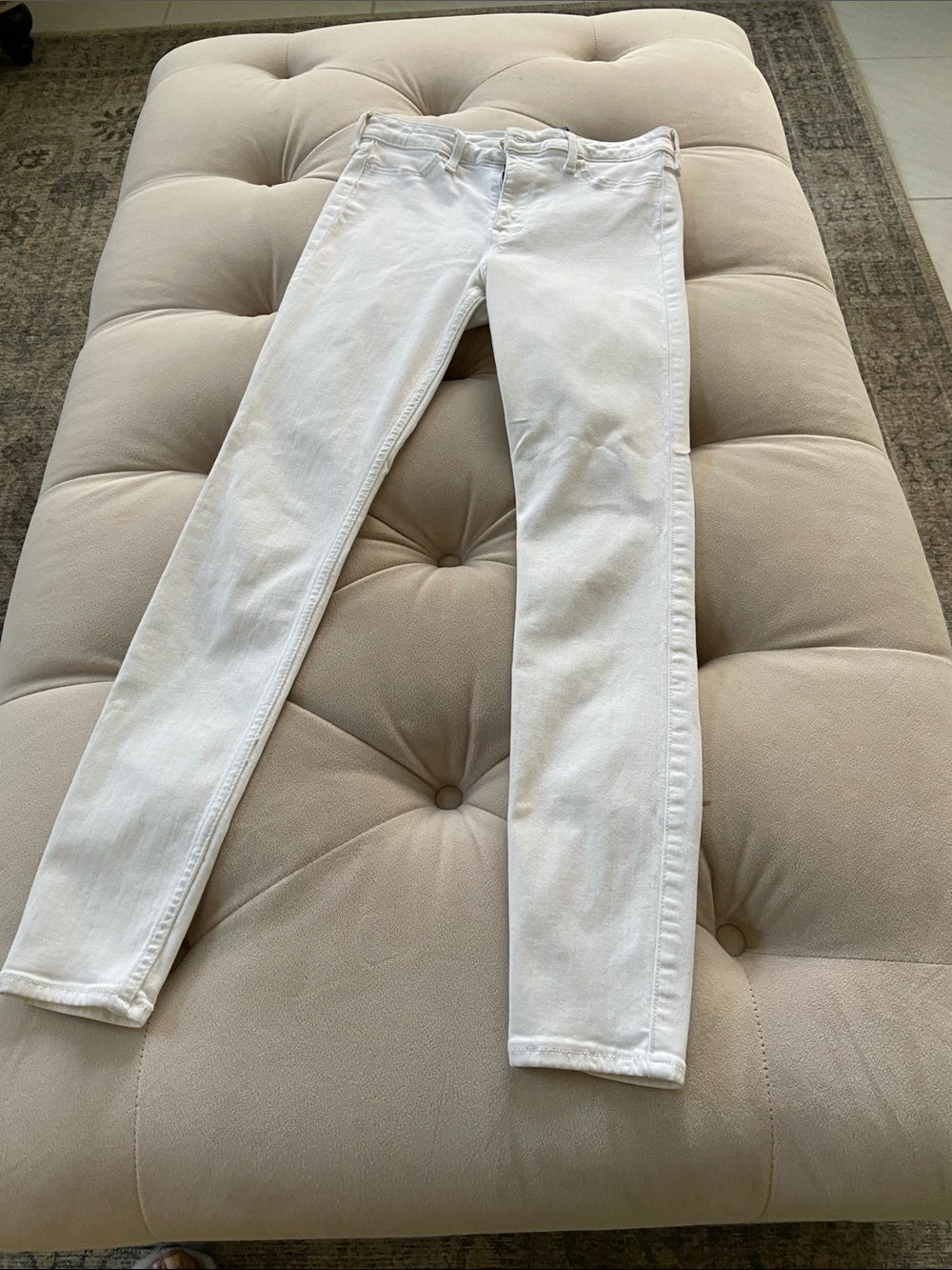 Hollister 4/26 White Women's Skinny Jeans - Classic Slim Fit